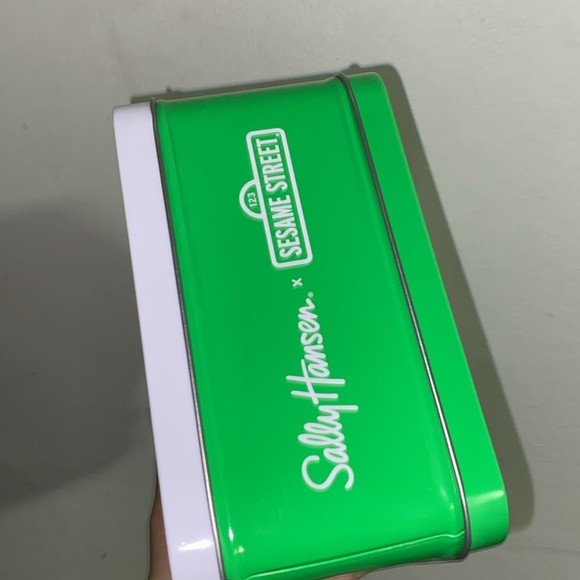 Sesame Street x Sally Hansen Collab Lunchboxx - Picture 3 of 3